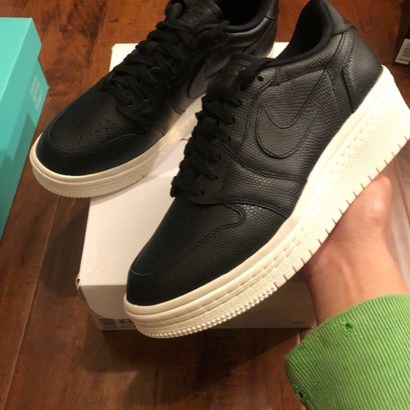 WMNS AIR JORDAN 1 RE LOW LIFTD - Picture 1 of 4